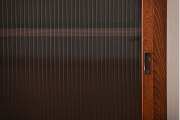 アンティーク家具　和製アンティーク　モールガラス入り!前面欅材の大ぶりな脚付き収納棚(2)