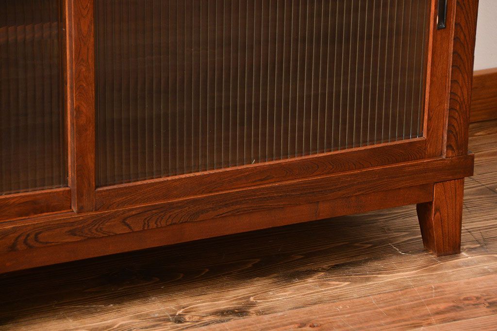 アンティーク家具　和製アンティーク　モールガラス入り!前面欅材の大ぶりな脚付き収納棚(2)