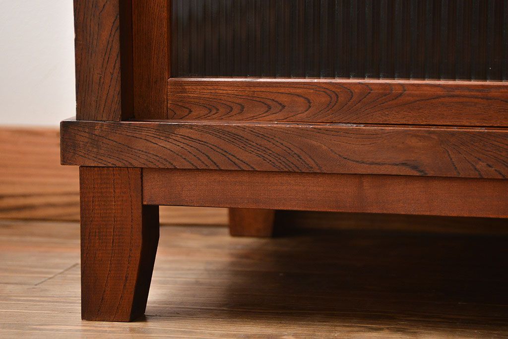 アンティーク家具　和製アンティーク　モールガラス入り!前面欅材の大ぶりな脚付き収納棚(2)