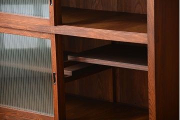 アンティーク家具　和製アンティーク　モールガラス入り!前面欅材の大ぶりな脚付き収納棚(2)
