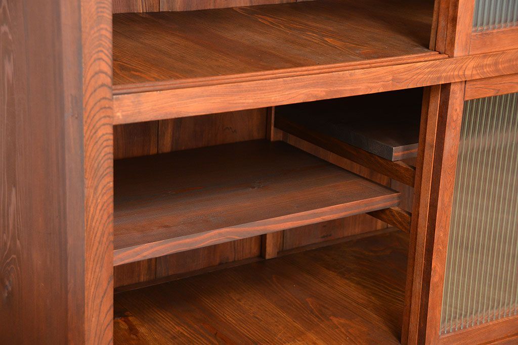 アンティーク家具　和製アンティーク　モールガラス入り!前面欅材の大ぶりな脚付き収納棚(2)