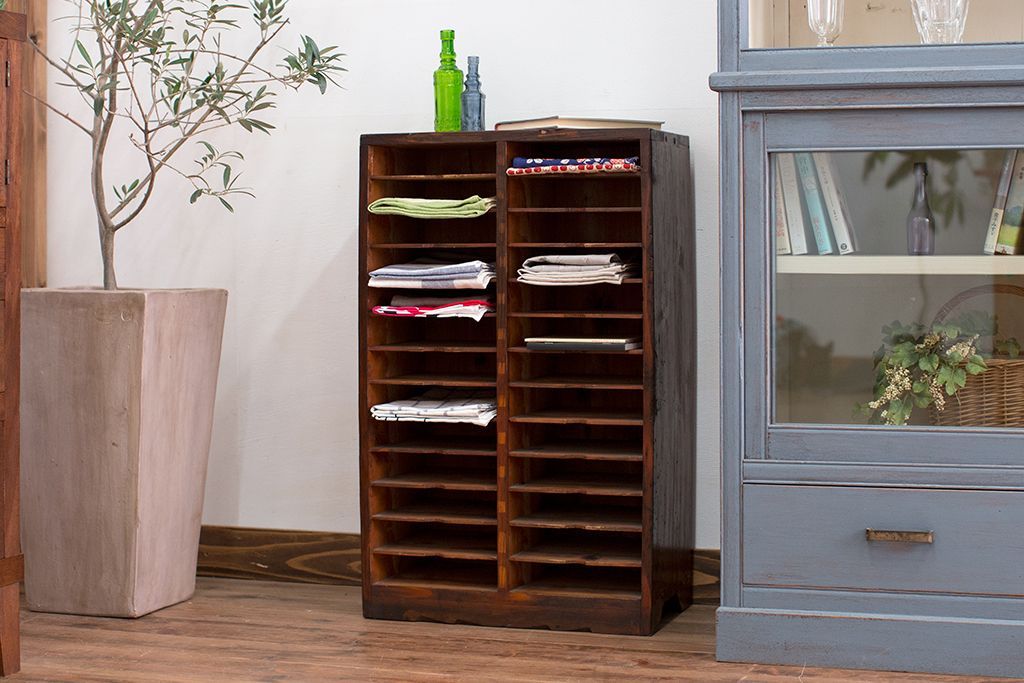 レトロ家具　昭和レトロ　古い木製の小ぶりなアンティーク縦型書類棚(カルテケース)