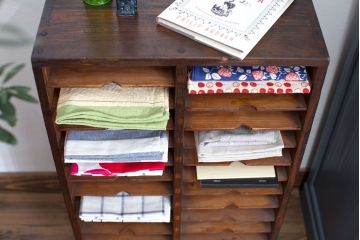 レトロ家具　昭和レトロ　古い木製の小ぶりなアンティーク縦型書類棚(カルテケース)