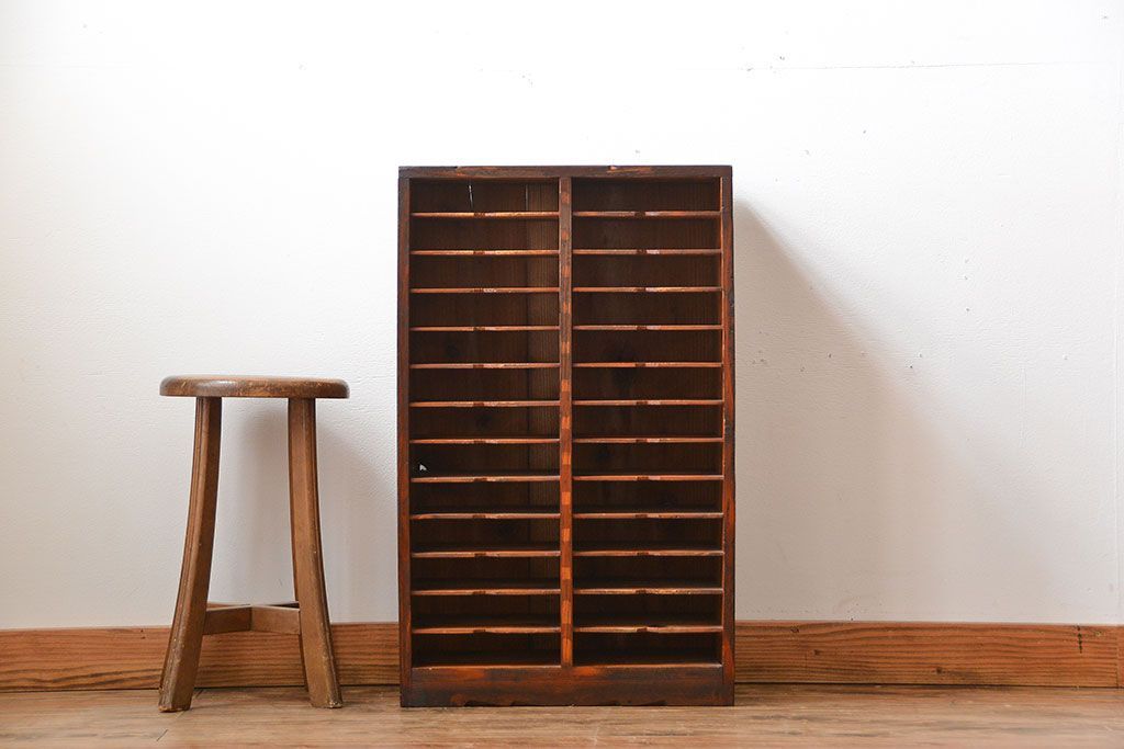 レトロ家具　昭和レトロ　古い木製の小ぶりなアンティーク縦型書類棚(カルテケース)