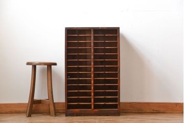 レトロ家具　昭和レトロ　古い木製の小ぶりなアンティーク縦型書類棚(カルテケース)