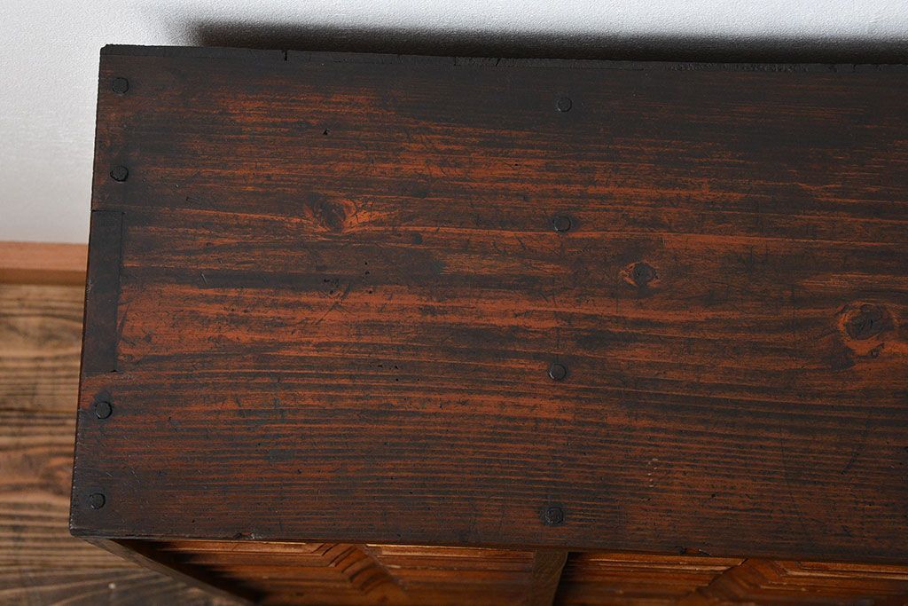 レトロ家具　昭和レトロ　古い木製の小ぶりなアンティーク縦型書類棚(カルテケース)