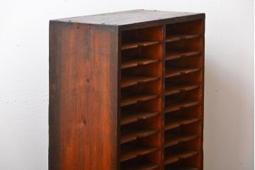 レトロ家具　昭和レトロ　古い木製の小ぶりなアンティーク縦型書類棚(カルテケース)