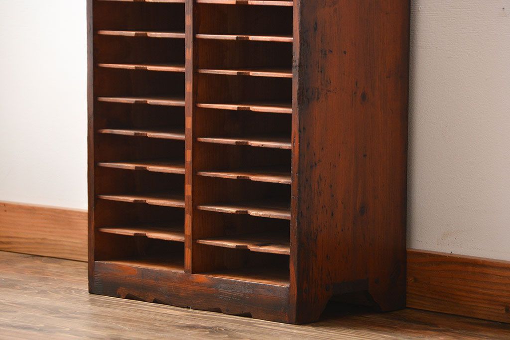 レトロ家具　昭和レトロ　古い木製の小ぶりなアンティーク縦型書類棚(カルテケース)