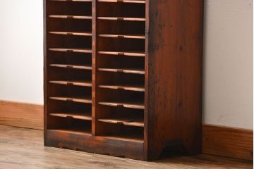 レトロ家具　昭和レトロ　古い木製の小ぶりなアンティーク縦型書類棚(カルテケース)