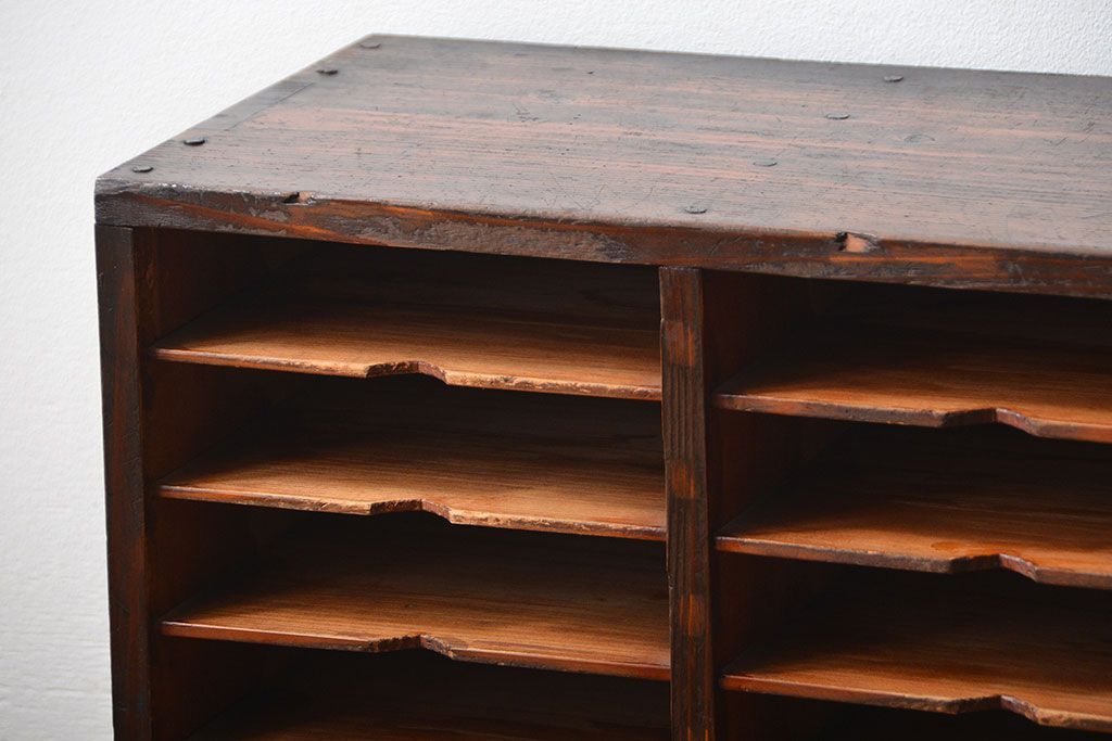 レトロ家具　昭和レトロ　古い木製の小ぶりなアンティーク縦型書類棚(カルテケース)