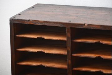 レトロ家具　昭和レトロ　古い木製の小ぶりなアンティーク縦型書類棚(カルテケース)