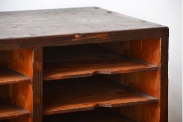 レトロ家具　昭和レトロ　古い木製の小ぶりなアンティーク縦型書類棚(カルテケース)