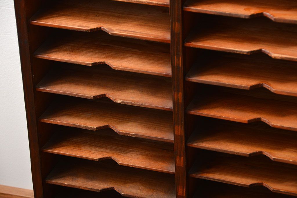 レトロ家具　昭和レトロ　古い木製の小ぶりなアンティーク縦型書類棚(カルテケース)