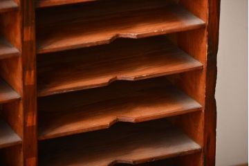 レトロ家具　昭和レトロ　古い木製の小ぶりなアンティーク縦型書類棚(カルテケース)