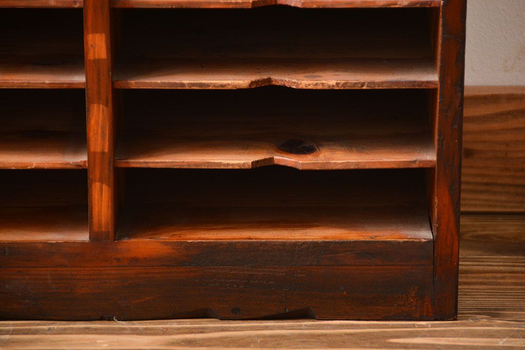 レトロ家具　昭和レトロ　古い木製の小ぶりなアンティーク縦型書類棚(カルテケース)