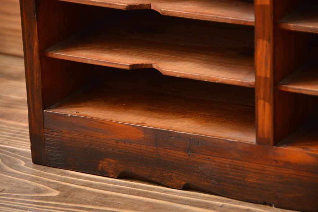 レトロ家具　昭和レトロ　古い木製の小ぶりなアンティーク縦型書類棚(カルテケース)