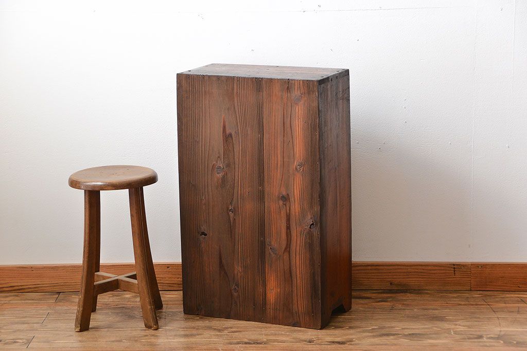 レトロ家具　昭和レトロ　古い木製の小ぶりなアンティーク縦型書類棚(カルテケース)