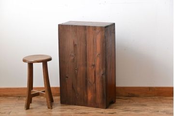 レトロ家具　昭和レトロ　古い木製の小ぶりなアンティーク縦型書類棚(カルテケース)