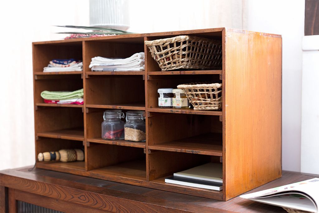 レトロ家具　昭和レトロ　古い木製の小ぶりな横型アンティーク書類棚(カルテケース)