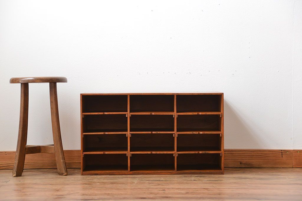 レトロ家具　昭和レトロ　古い木製の小ぶりな横型アンティーク書類棚(カルテケース)