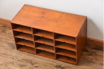 レトロ家具　昭和レトロ　古い木製の小ぶりな横型アンティーク書類棚(カルテケース)
