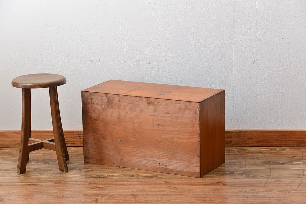 レトロ家具　昭和レトロ　古い木製の小ぶりな横型アンティーク書類棚(カルテケース)