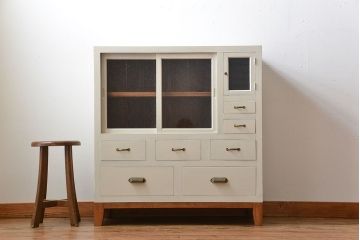 アンティーク家具　アンティーク　気泡ガラス入り脚付きペイント収納棚(キッチンキャビネット)