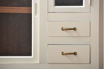 アンティーク家具　アンティーク　気泡ガラス入り脚付きペイント収納棚(キッチンキャビネット)