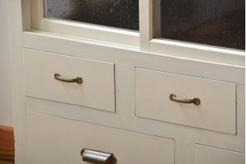 アンティーク家具　アンティーク　気泡ガラス入り脚付きペイント収納棚(キッチンキャビネット)