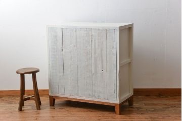 アンティーク家具　アンティーク　気泡ガラス入り脚付きペイント収納棚(キッチンキャビネット)