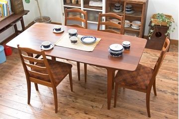 ヴィンテージ家具　【北欧ビンテージ・ダイニングテーブル】　ローズウッド材!シンプルでおしゃれな高級ダイニングテーブル