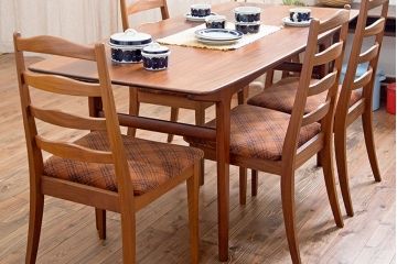 ヴィンテージ家具　【北欧ビンテージ・ダイニングテーブル】　ローズウッド材!シンプルでおしゃれな高級ダイニングテーブル