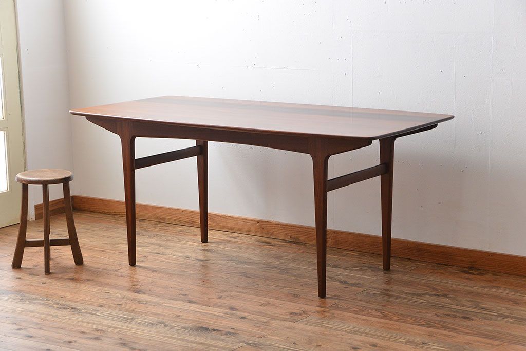 ヴィンテージ家具　【北欧ビンテージ・ダイニングテーブル】　ローズウッド材!シンプルでおしゃれな高級ダイニングテーブル