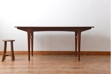 ヴィンテージ家具　【北欧ビンテージ・ダイニングテーブル】　ローズウッド材!シンプルでおしゃれな高級ダイニングテーブル