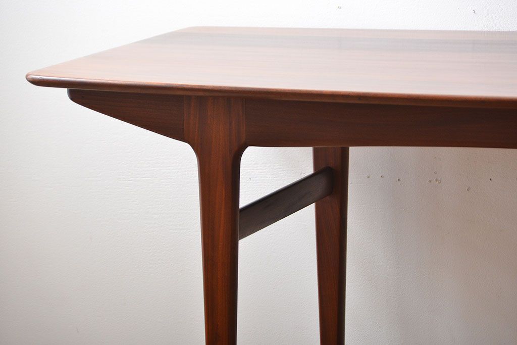 ヴィンテージ家具　【北欧ビンテージ・ダイニングテーブル】　ローズウッド材!シンプルでおしゃれな高級ダイニングテーブル