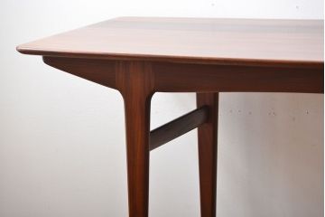 ヴィンテージ家具　【北欧ビンテージ・ダイニングテーブル】　ローズウッド材!シンプルでおしゃれな高級ダイニングテーブル