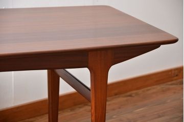 ヴィンテージ家具　【北欧ビンテージ・ダイニングテーブル】　ローズウッド材!シンプルでおしゃれな高級ダイニングテーブル