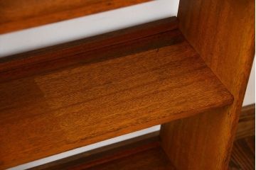 アンティーク家具　アンティーク　ナチュラルな木味のシンプルな本棚