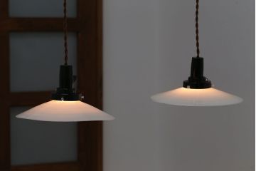 和製アンティーク　昭和レトロな白いガラス平笠照明2個セット(4)