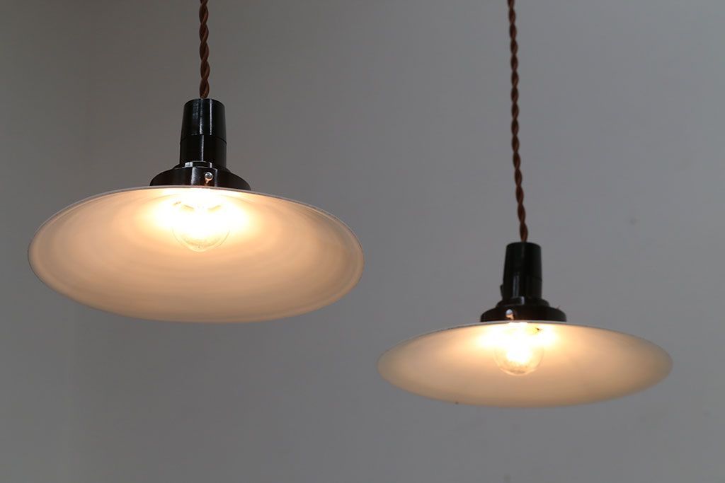 和製アンティーク　昭和レトロな白いガラス平笠照明2個セット(4)