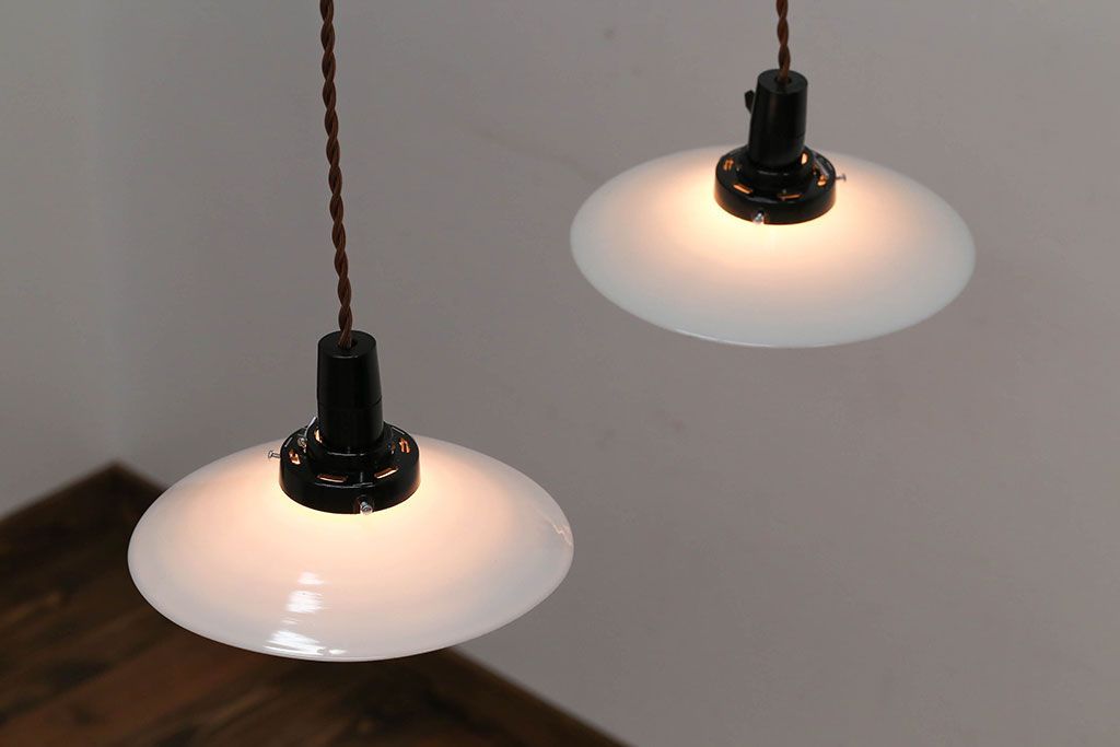 和製アンティーク　昭和レトロな白いガラス平笠照明2個セット(4)