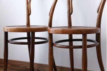 アンティーク家具　イギリスアンティーク　おしゃれなダブルループベントウッドチェア2脚セット(トーネット・バルーンバック)(1)
