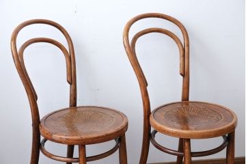 アンティーク家具　 イギリスアンティーク　おしゃれなダブルループベントウッドチェア2脚セット(トーネット・バルーンバック)(2)