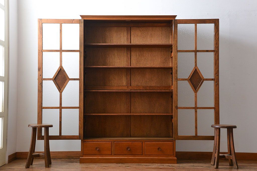 アンティーク家具　和製アンティーク　古い木製の彫刻が美しい大きな高級本箱(1)