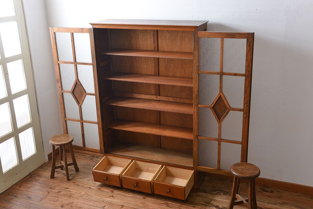 アンティーク家具　和製アンティーク　古い木製の彫刻が美しい大きな高級本箱(1)