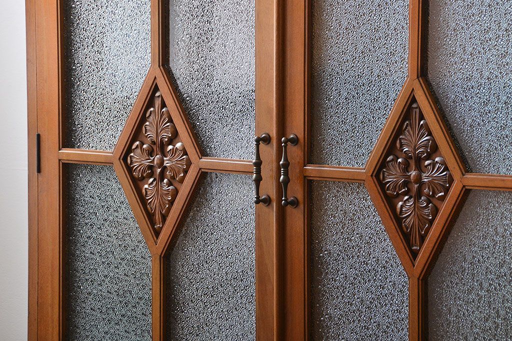 アンティーク家具　和製アンティーク　古い木製の彫刻が美しい大きな高級本箱(1)