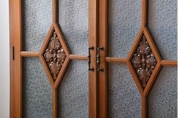 アンティーク家具　和製アンティーク　古い木製の彫刻が美しい大きな高級本箱(1)