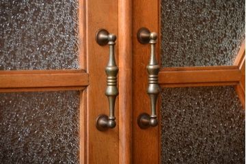 アンティーク家具　和製アンティーク　古い木製の彫刻が美しい大きな高級本箱(1)