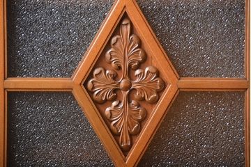 アンティーク家具　和製アンティーク　古い木製の彫刻が美しい大きな高級本箱(1)