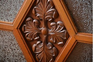 アンティーク家具　和製アンティーク　古い木製の彫刻が美しい大きな高級本箱(1)